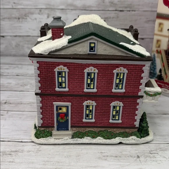 St Nicholas Square “Santa’s Toy Chest” 2010 Christmas Village with box and light - Picture 5 of 7